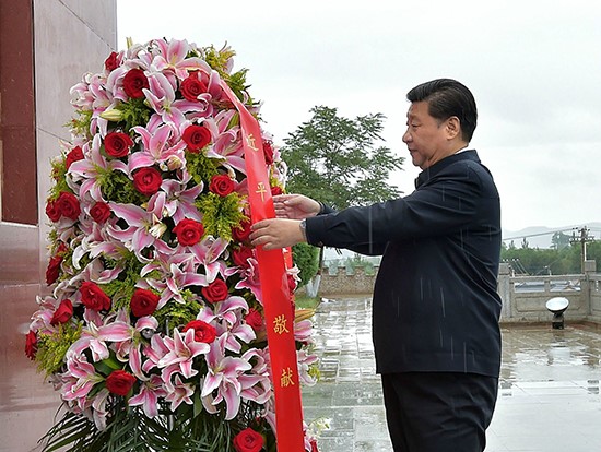 习近平在固原市西吉县将台堡向红军长征会师纪念碑敬献花篮